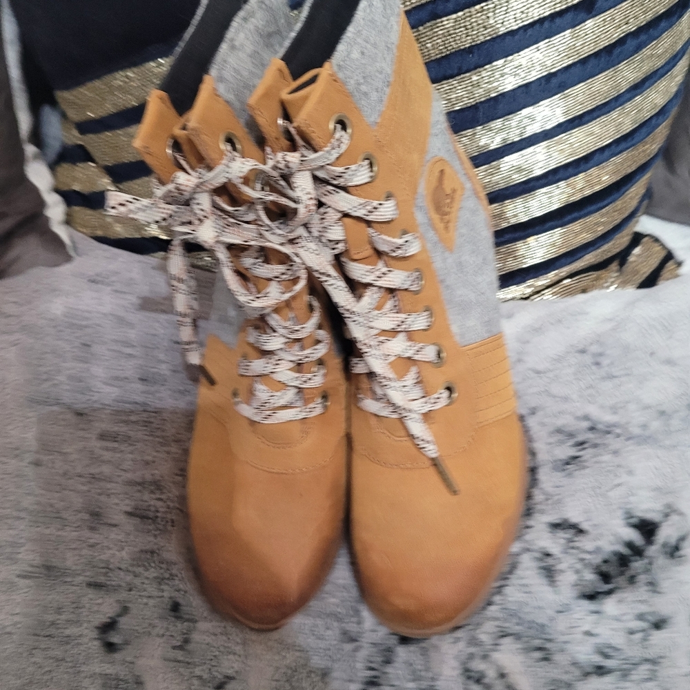 Wedge boots